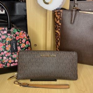 EUC Michael Kors Wallet/Wristlet